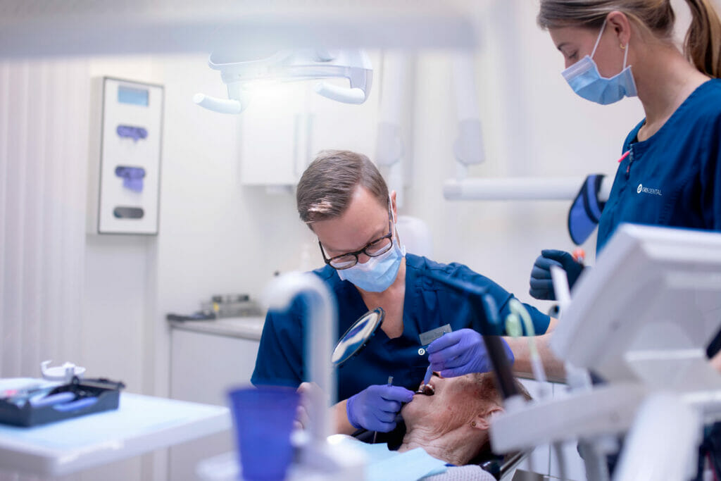 Tandläkare Marcus Dagnelid utför akut tandvård på en patient.